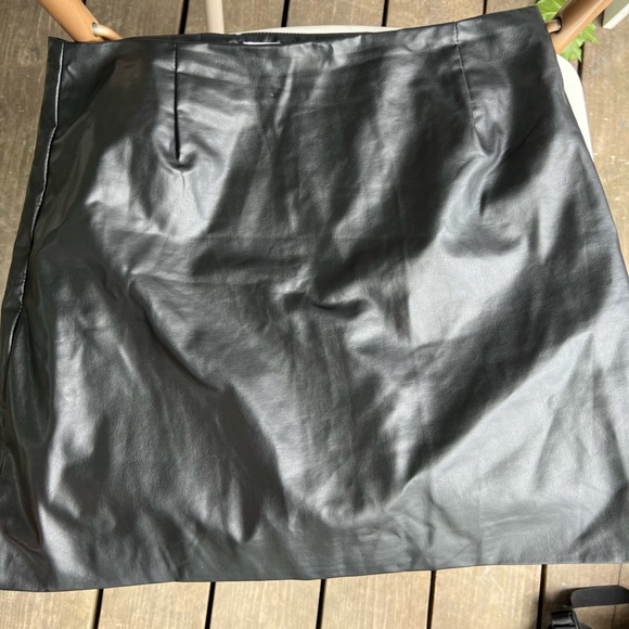 Cotton On women’s black leather skirt‎ - Picture 2 of 4